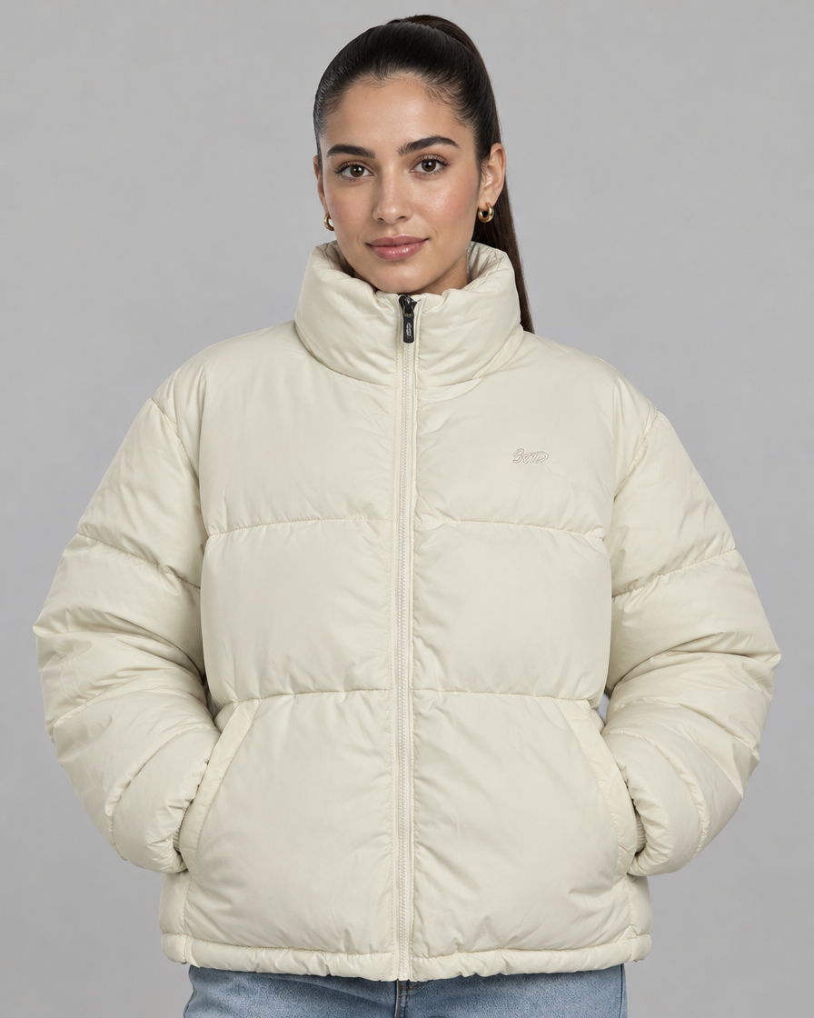 Puffer oversize blanc cassé femme, portrait studio – Stylesme