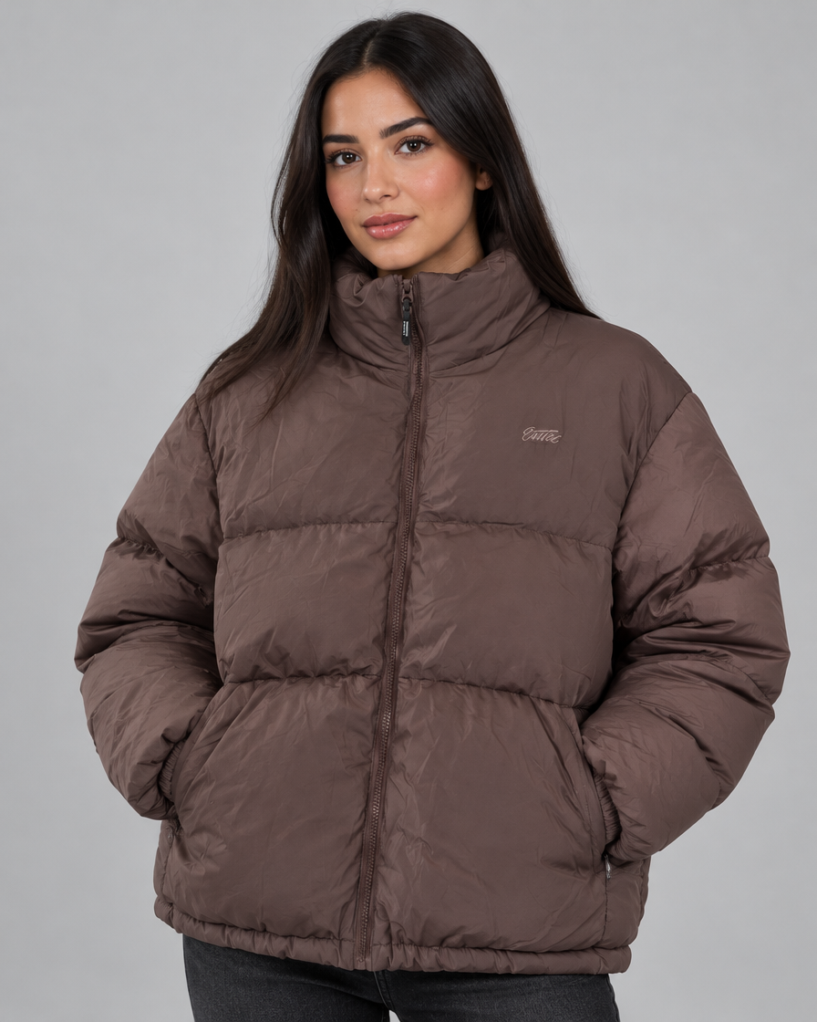 Puffer oversize marron femme, portrait studio – Stylesme
