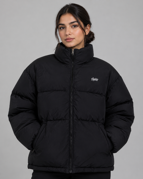 Puffer oversize noir femme, portrait studio – Stylesme